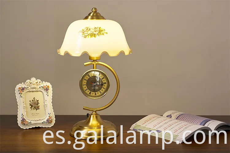 Retro elegante Europa Sala de estudio Display Lighting Shade Flower Metal Desk Lámpara de mesa de escritorio